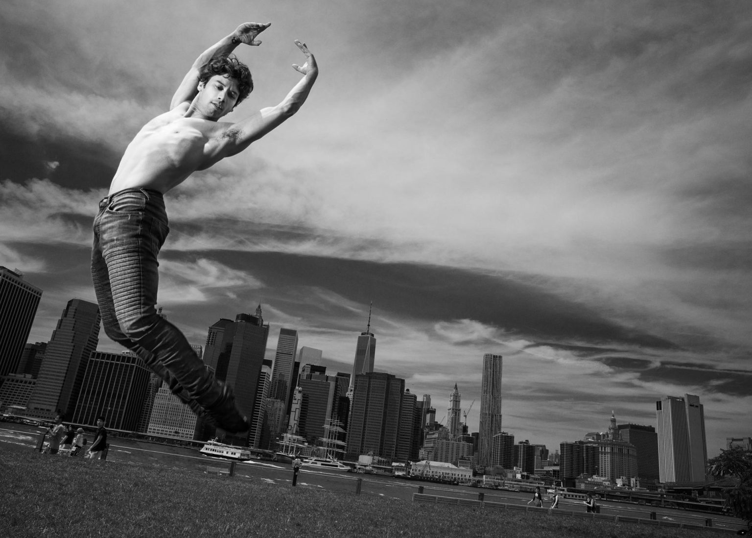 Fotografía cedida por HOLA ICPR del bailarín argentino Herman Cornejo quien estrenó su obra, 'Anima Animal'. Cornejo presentará en Nueva York hasta el 23 de febrero su espectáculo 'Anima Animal', una producción inspirada en el legado de Vaslav Nijinsky y que fusiona danza, mitología y reflexiones sobre la condición humana. EFE/ Lucas Chilczuk/ HOLA ICPR /SOLO USO EDITORIAL/SOLO DISPONIBLE PARA ILUSTRAR LA NOTICIA QUE ACOMPAÑA (CRÉDITO OBLIGATORIO)