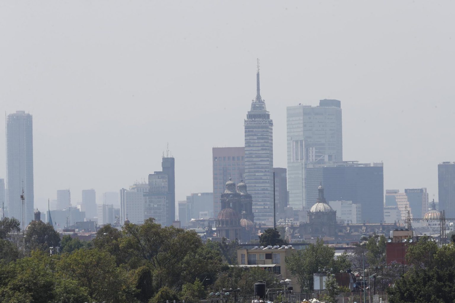 Fotografía que muestra la contaminación atmosférica este jueves en un área de la Ciudad de México (México). EFE/Mario Guzmán