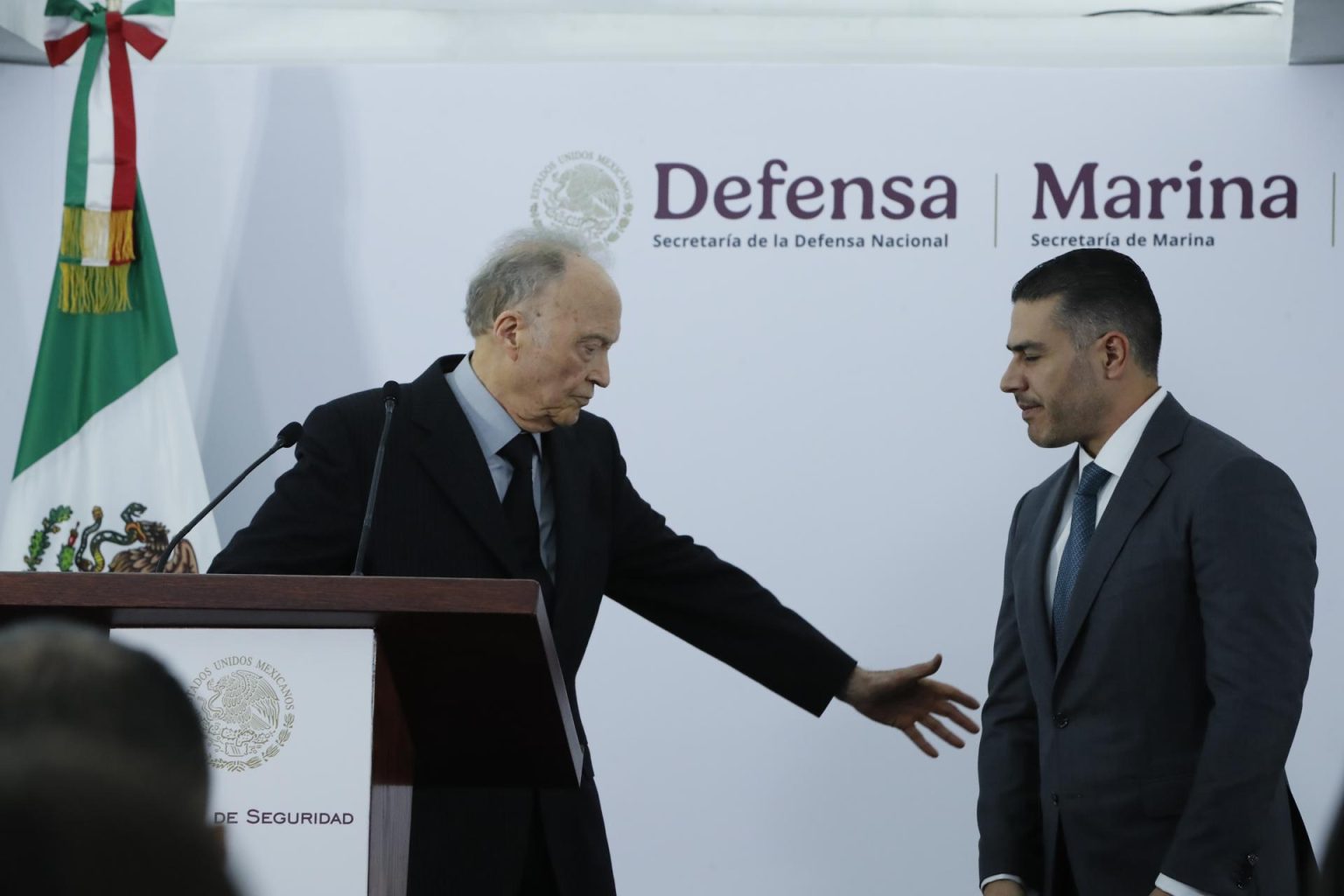 El fiscal general de México, Alejandro Gertz Manero (i), saluda al secretario de Seguridad y Protección Ciudadana, Ómar García Harfuch, durante una rueda de prensa este jueves, en Ciudad de México (México). EFE/ Mario Guzmán