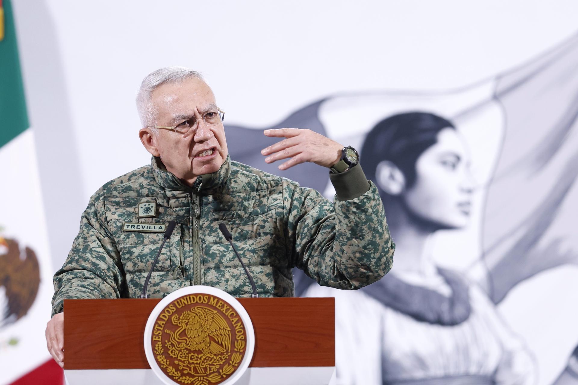 El secretario de la Defensa, Ricardo Trevilla participa este martes en una rueda de prensa de la presidenta de México, Claudia Sheinbaum, en Palacio Nacional en Ciudad de México (México). EFE/Sáshenka Gutiérrez
