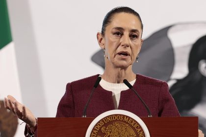 La presidenta de México, Claudia Sheinbaum, participa este lunes durante su conferencia matutina en Palacio Nacional de la Ciudad de México (México). EFE/ José Méndez