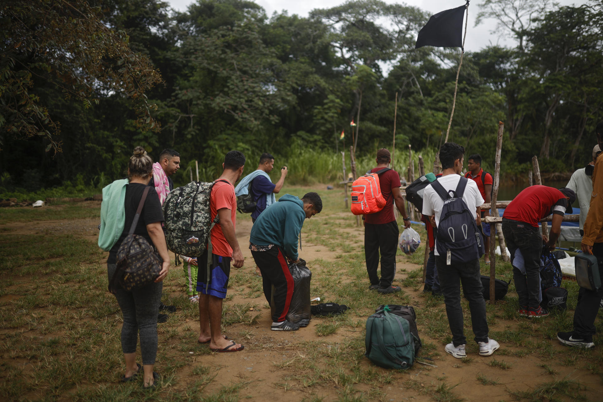 Migrantes venezolanos y colombianos hacen fila para abordar una embarcación con destino a Colombia este domingo, en la comarca Guna Yala, en Puerto de Cartí (Panamá). EFE/ Bienvenido Velasco
