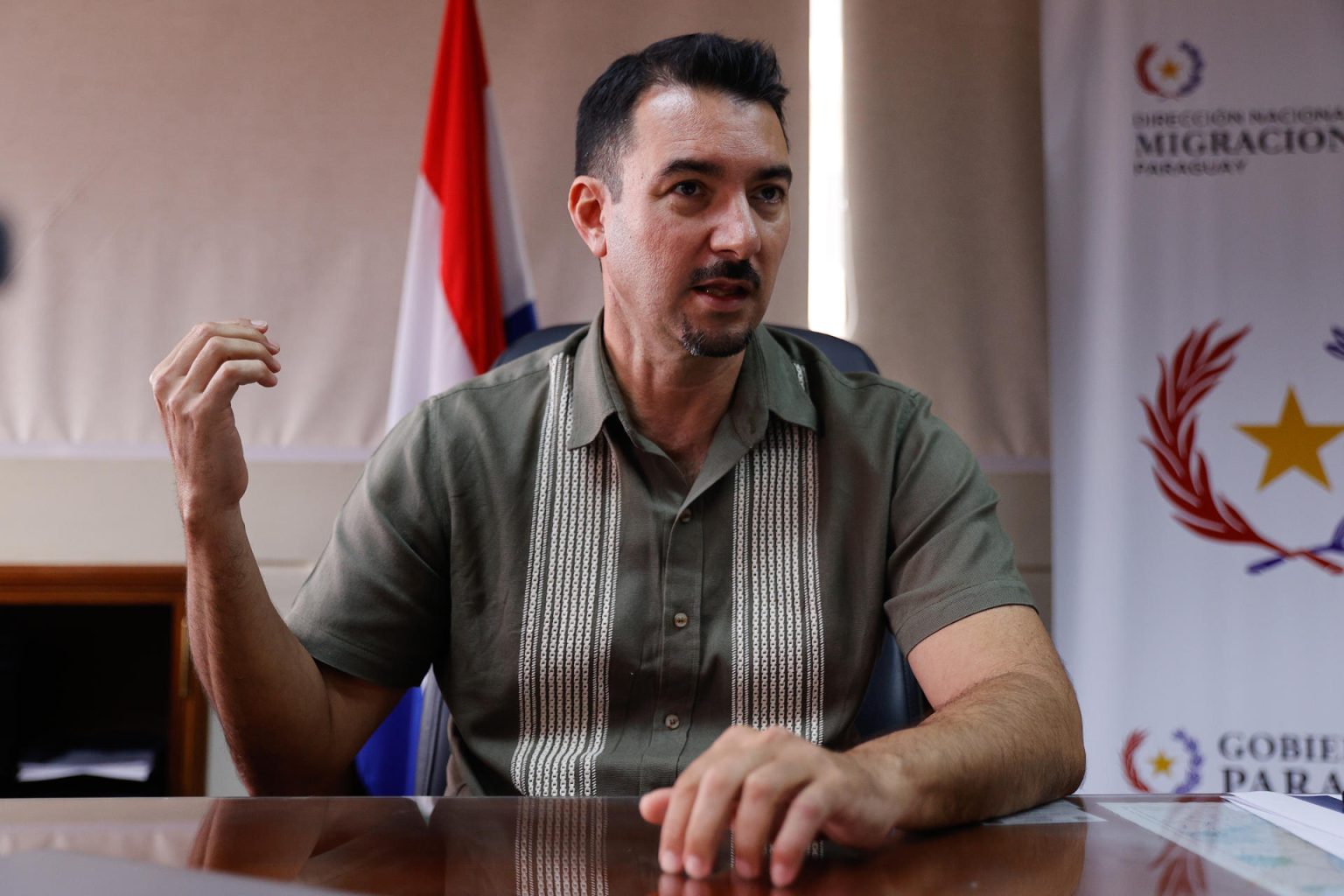 Fotografía de archivo, tomada el pasado 18 de noviembre, en la que se registró al director nacional de Migraciones de Paraguay, Jorge Marcelo Kronawetter, durante una entrevista con EFE, en Asunción, (Paraguay). EFE/Juan Pablo Pino