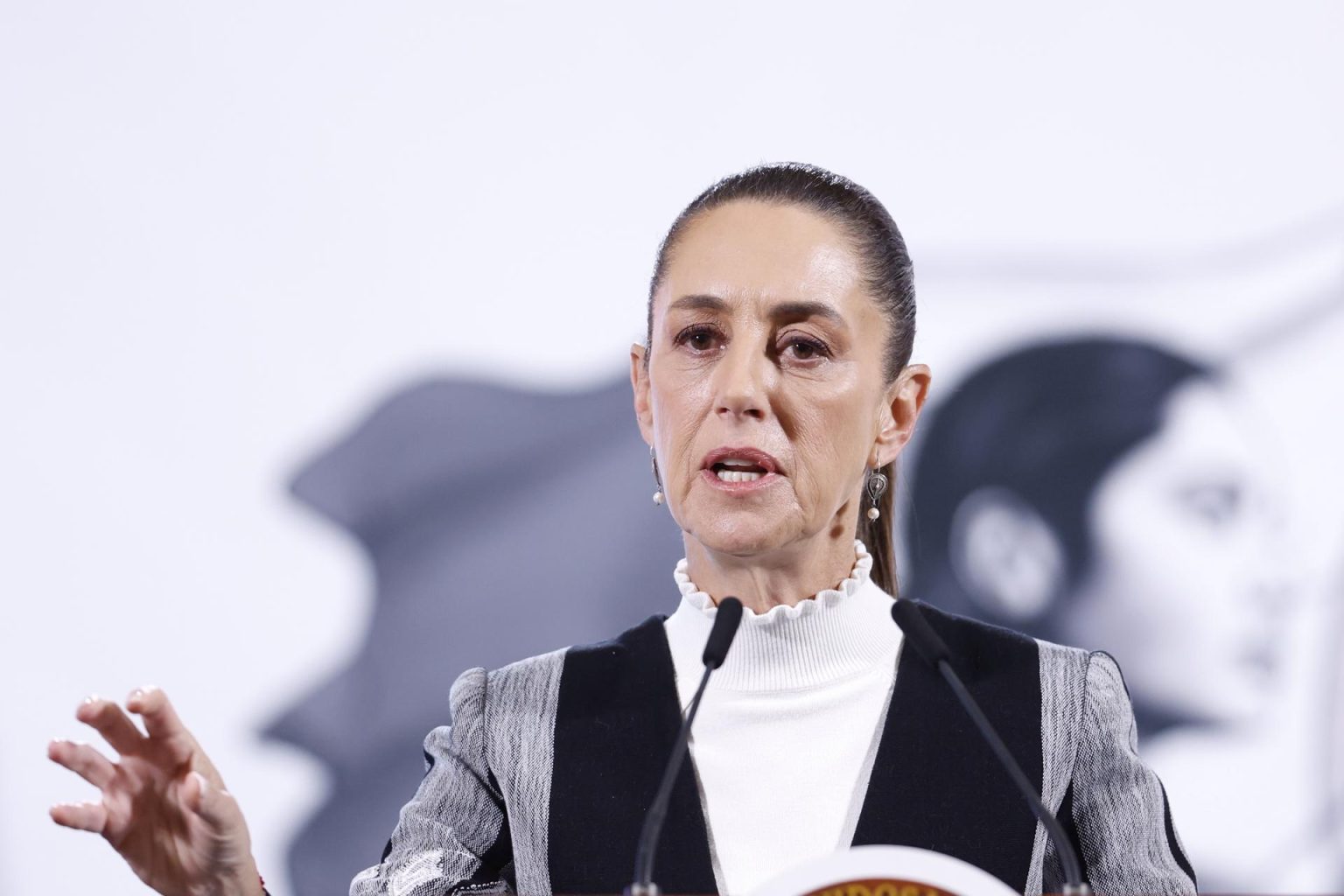 La presidenta de México, Claudia Sheinbaum, participa este martes durante su conferencia matutina en Palacio Nacional en Ciudad de México (México). EFE/Sáshenka Gutiérrez