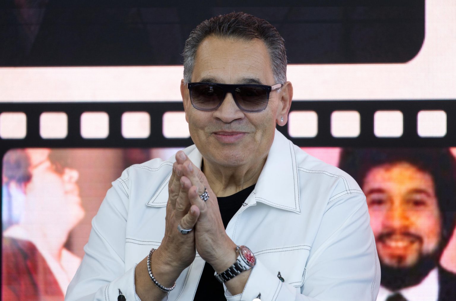 El salsero puertorriqueño Tito Nieves habla durante una rueda de prensa este martes, en el Coliseo Miguel Agrelot en San Juan (Puerto Rico). EFE/ Thais Llorca