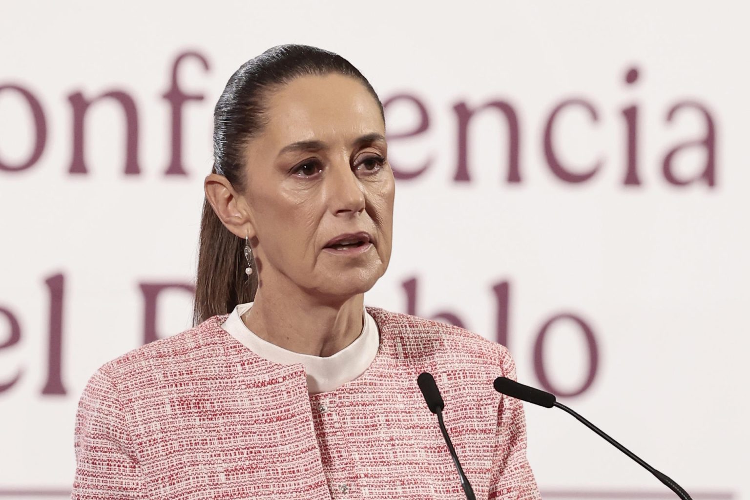 La presidenta de México, Claudia Sheinbaum, participa este martes durante su conferencia de prensa matutina  en Palacio Nacional en la Ciudad de México (México). EFE/José Méndez