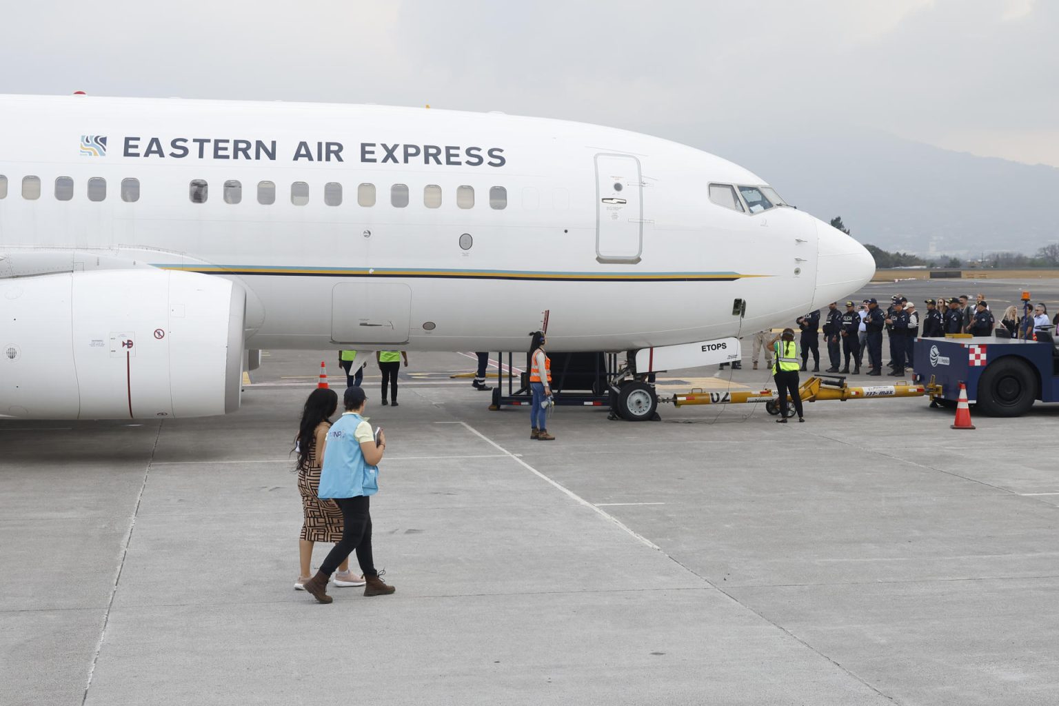 Fotografía de un avión con migrantes provenientes de Estados Unidos en el Aeropuerto Internacional Juan Santamaría este martes, en San José (Costa Rica). EFE/ Jeffrey Arguedas