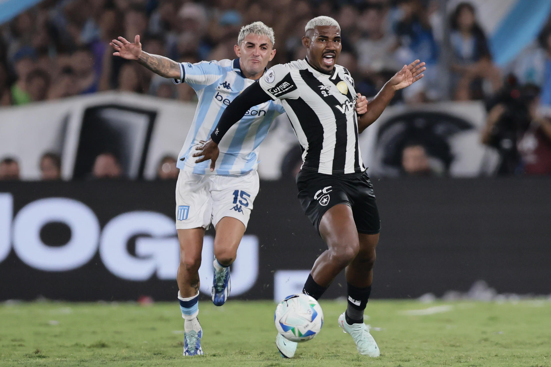 Gastón Martirena (i), de Racing, disputa un balón con Cuiabano, del Botafogo, en el partido de ida de la Recopa Sudamericana en Avellaneda (Argentina). EFE/ Luciano González
