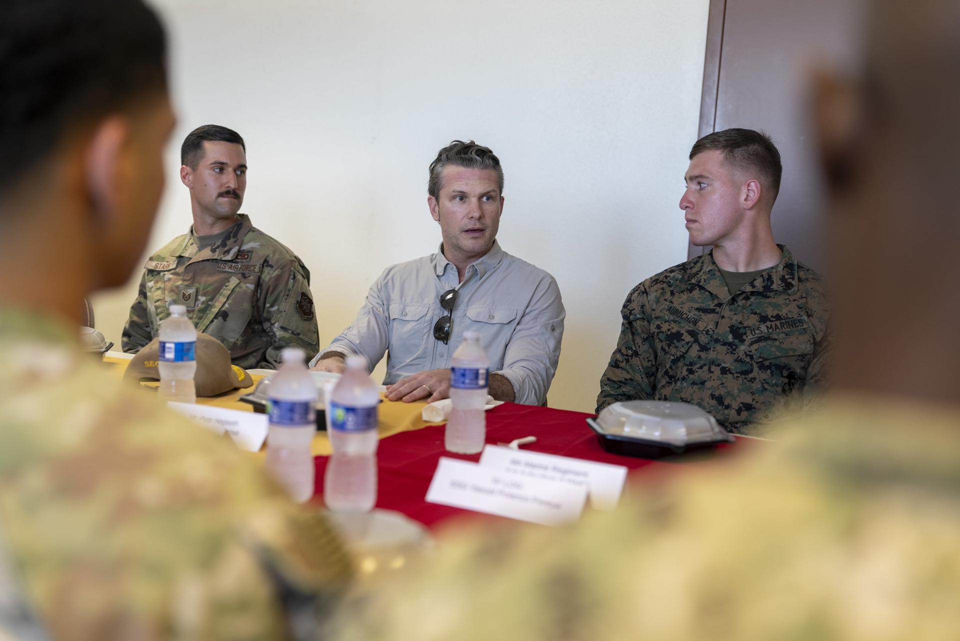 Fotografía publicada por el secretario de Defensa de Estados Unidos, Pete Hegseth (c), en su cuenta oficial de la red social X @PeteHegseth hablando militares este martes, en la base de Guantánamo (Cuba). EFE/ @petehegseth /SOLO USO EDITORIAL/NO VENTAS/SOLO DISPONIBLE PARA ILUSTRAR LA NOTICIA QUE ACOMPAÑA (CRÉDITO OBLIGATORIO)
