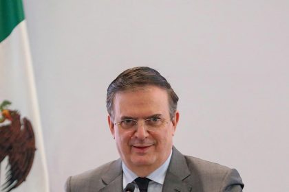 Fotografía cedida este miércoles por la Secretaría de Economía, de su titular Marcelo Ebrard durante una conferencia de prensa en Ciudad de México (México). EFE/ Secretaría de Economía /SOLO USO EDITORIAL/SOLO DISPONIBLE PARA ILUSTRAR LA NOTICIA QUE ACOMPAÑA (CRÉDITO OBLIGATORIO)