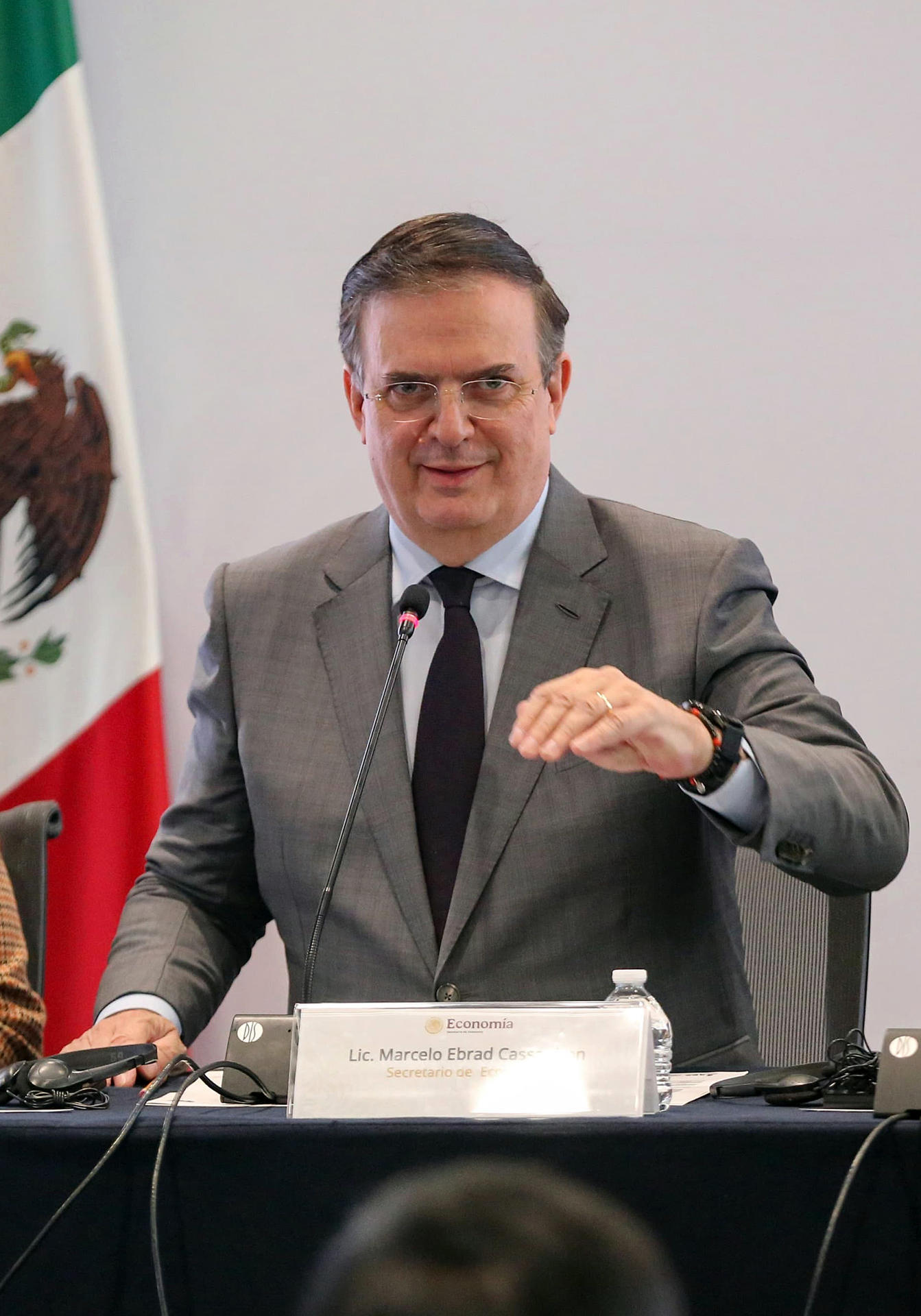 Fotografía cedida este miércoles por la Secretaría de Economía, de su titular Marcelo Ebrard durante una conferencia de prensa en Ciudad de México (México). EFE/ Secretaría de Economía /SOLO USO EDITORIAL/SOLO DISPONIBLE PARA ILUSTRAR LA NOTICIA QUE ACOMPAÑA (CRÉDITO OBLIGATORIO)