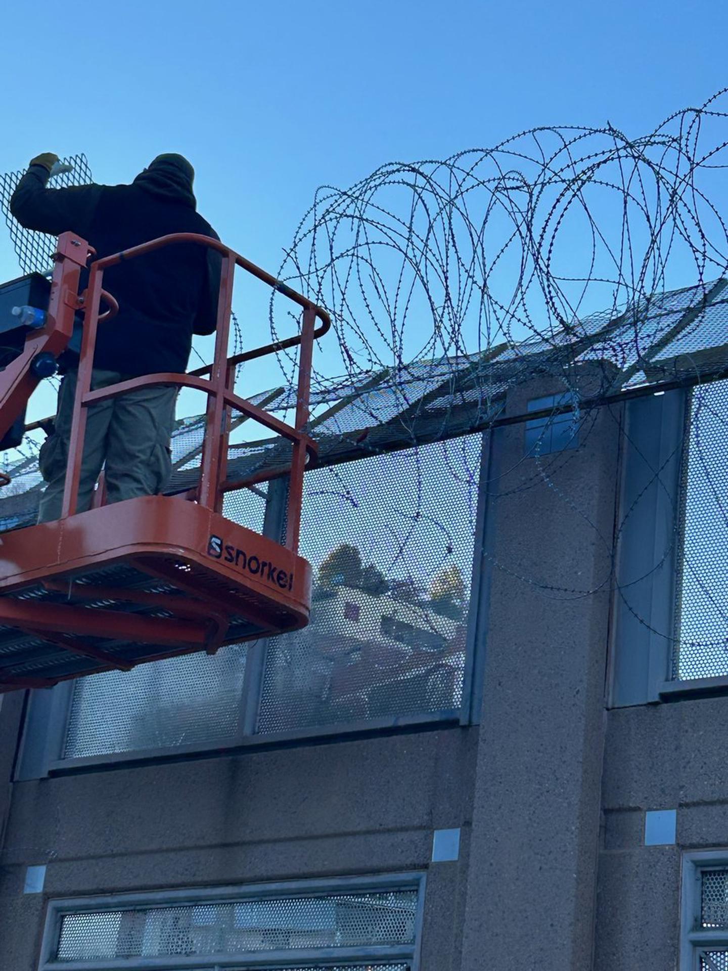 Fotografía tomada de la cuenta oficial de la red social X del jefe del sector Tucson de la Patrulla Fronteriza de los EE.UU. @USBP Chief TCA donde se observan a unas personas arreglando una parte del muro fronterizo donde una mujer migrante fue empujada por 'coyotes' en Nogales (Estados Unidos). EFE/USBP Chief TCA /SOLO USO EDITORIAL /NO VENTAS /SOLO DISPONIBLE PARA ILUSTRAR LA NOTICIA QUE ACOMPAÑA /CRÉDITO OBLIGATORIO
