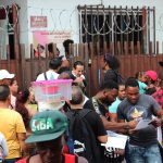 Migrantes se agrupan en una estación migratoria este lunes, en Tapachula (México). EFE/ Juan Manuel Blanco