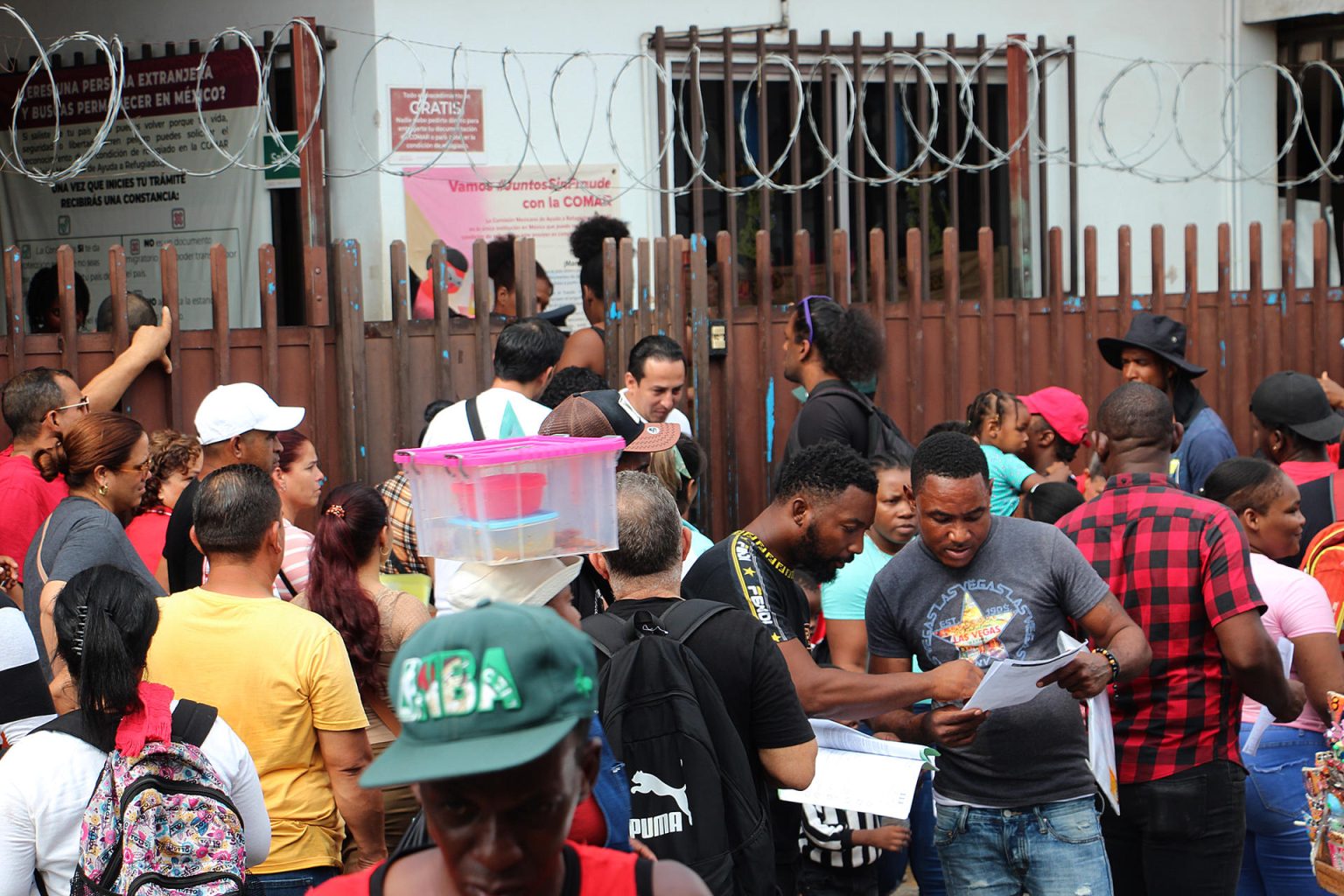 Migrantes se agrupan en una estación migratoria este lunes, en Tapachula (México). EFE/ Juan Manuel Blanco