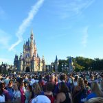 Imagen de archivo de visitantes que caminan frente al Palacio de la Cenicienta en el parque temático Magic Kingdom, en Lake Buena Vista, Florida (Estados Unidos). EFE/Álvaro Blanco