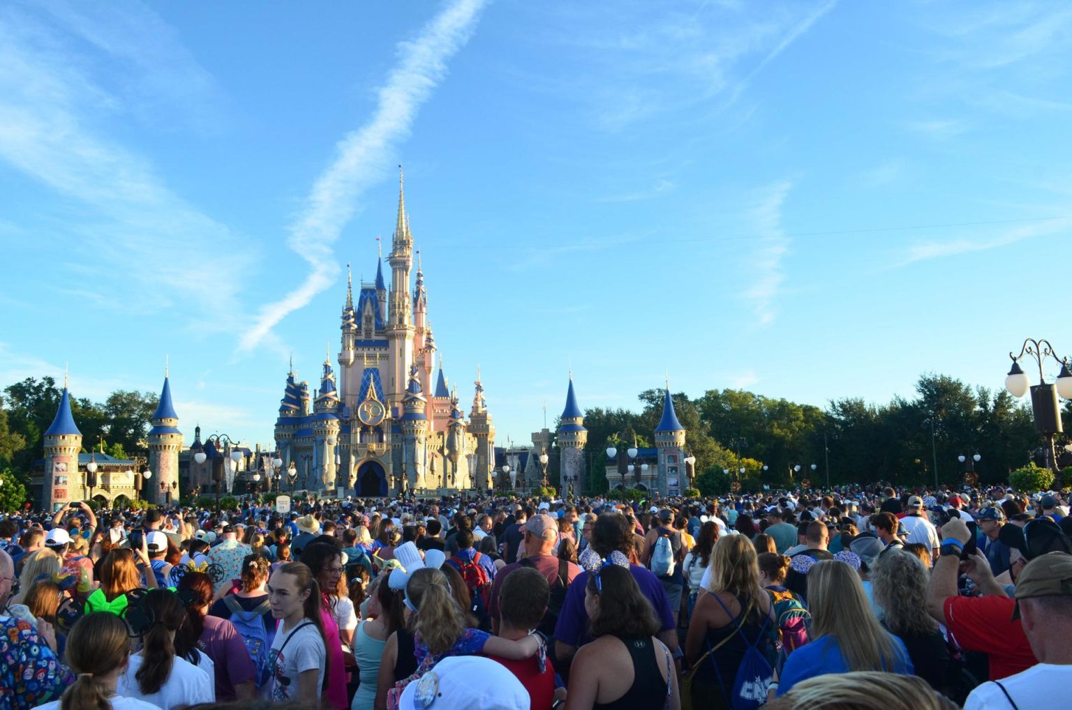 Imagen de archivo de visitantes que caminan frente al Palacio de la Cenicienta en el parque temático Magic Kingdom, en Lake Buena Vista, Florida (Estados Unidos). EFE/Álvaro Blanco