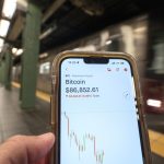 Una persona revisa el movimiento de la criptomoneda Bitcoin en una aplicación móvil este martes, en Nueva York (EE.UU.). EFE/ Ángel Colmenares