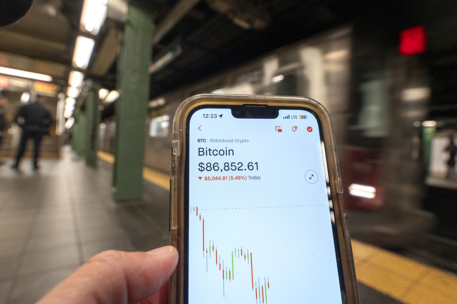 Una persona revisa el movimiento de la criptomoneda Bitcoin en una aplicación móvil este martes, en Nueva York (EE.UU.). EFE/ Ángel Colmenares