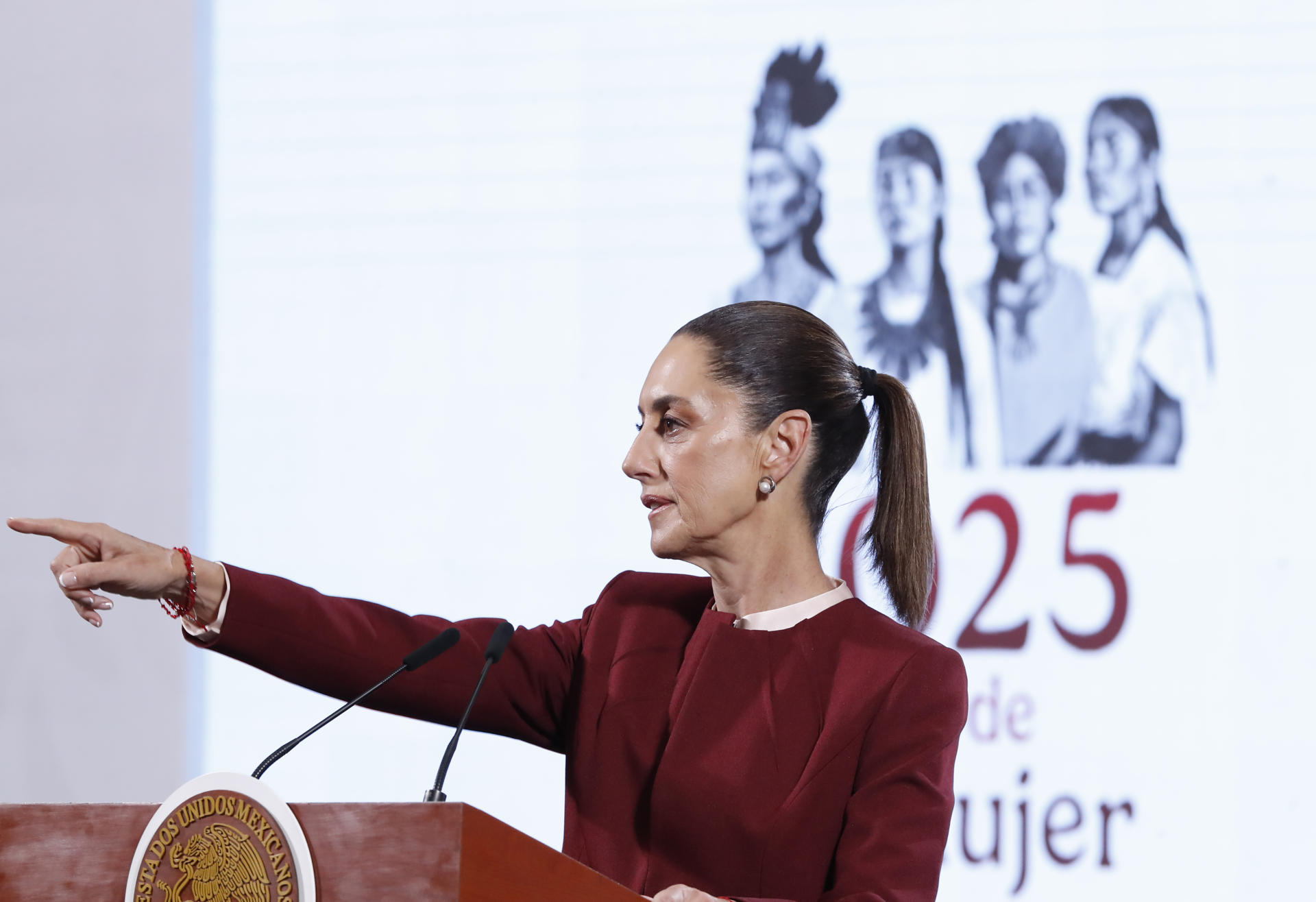 La presidenta de México, Claudia Sheinbaum, reacciona durante una rueda de prensa este jueves, en el Palacio Nacional en Ciudad de México (México). EFE/ Mario Guzmán
