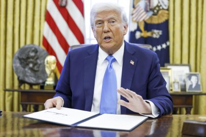 El presidente de los Estados Unidos, Donald Trump, tiene una réplica del trofeo de la Copa del Mundo de fútbol en el Despacho Oval de la Casa Blanca. EFE/EPA/SHAWN THEW / POOL