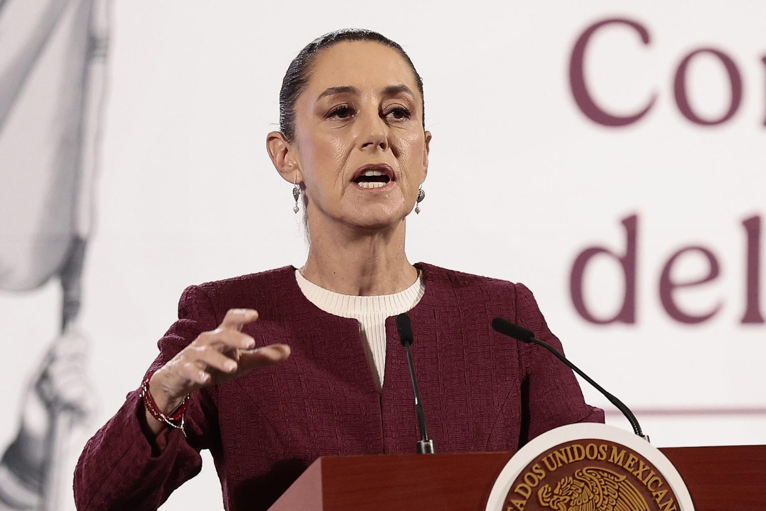 La presidenta de México, Claudia Sheinbaum, habla durante su conferencia de prensa diaria este lunes, en el Palacio Nacional, en Ciudad de México (México). EFE/ José Méndez