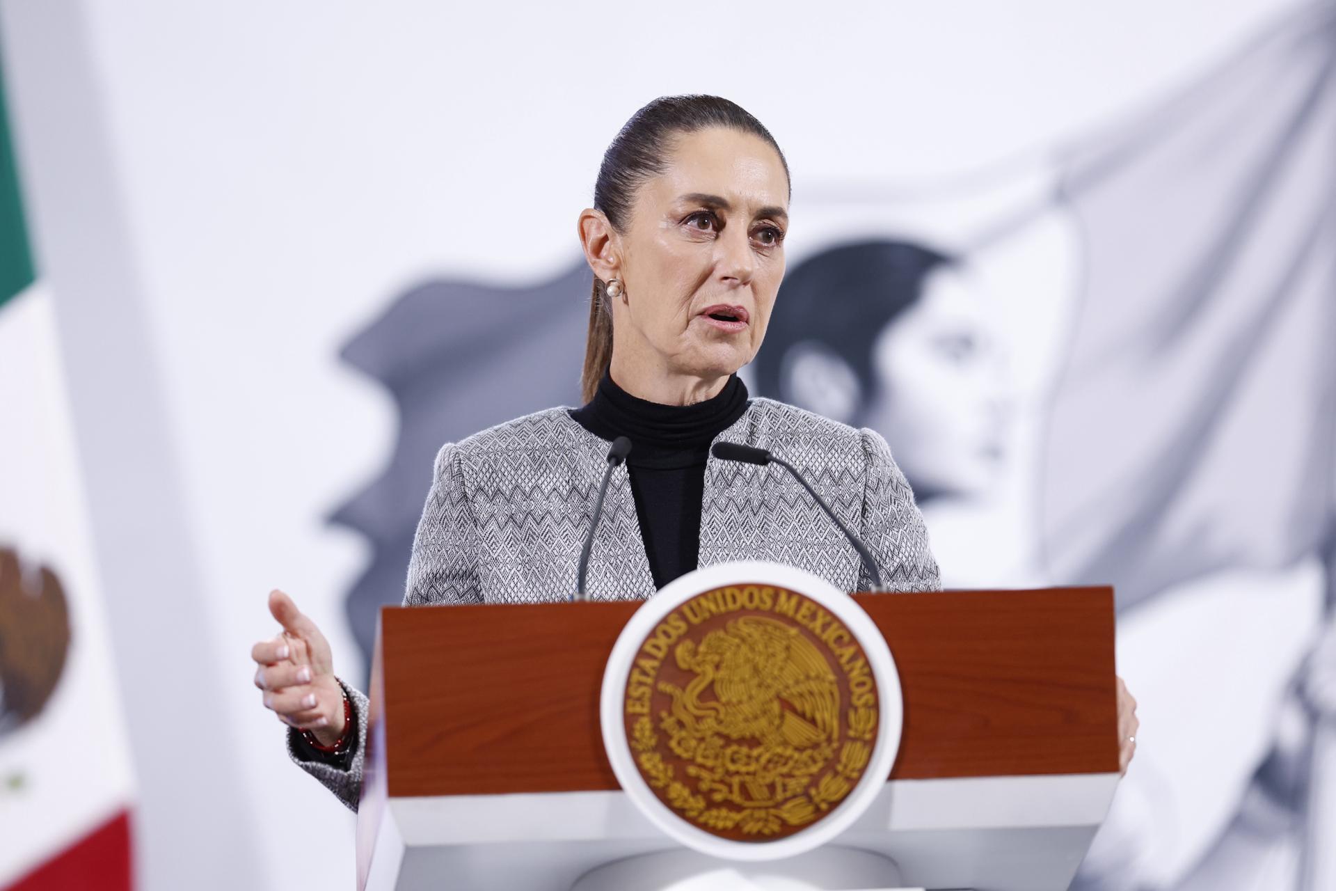 La presidenta de México, Claudia Sheinbaum, habla este viernes durante su conferencia matutina en el Palacio Nacional de la Ciudad de México (México). EFE/Sáshenka Gutiérrez
