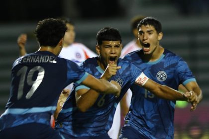 Ángel Aguayo anotó este viernes el segundo gol que selló la victoria de Paraguay por 2-1 sobre Chile en el cierre de la última jornada del Grupo A del Campeonato Sudamericano Sub-20 con un partido jugado en estadio Polideportivo Misael Delgado de la ciudad venezolana de Valencia. EFE/ Juan Carlos Hernández