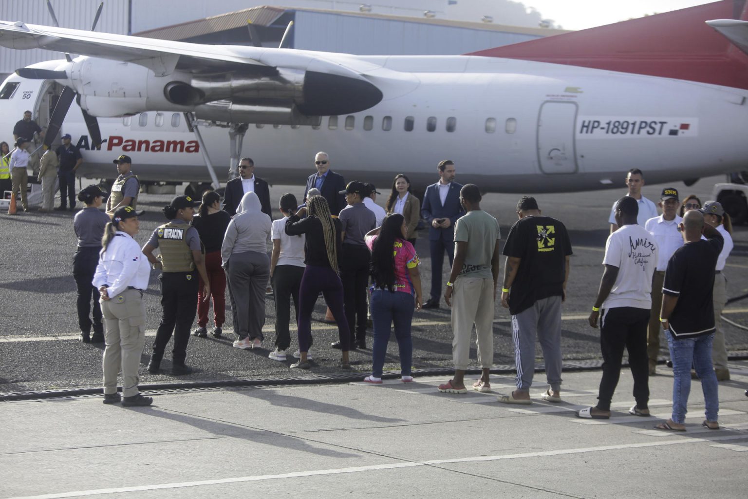 Migrantes esperan para subir a un avión en un vuelo de deportación de Panamá a Colombia este lunes, en el Aeropuerto Internacional Marcos A. Gelabert en la Ciudad de Panamá (Panamá). EFE/ Carlos Lemos