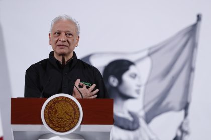 El director general de Petróleos Mexicanos, Víctor Rodríguez, participa este miércoles durante la conferencia de prensa matutina de la presidenta de México, Claudia Sheinbaum, en Palacio Nacional de la Ciudad de México (México). EFE/Mario Guzmán