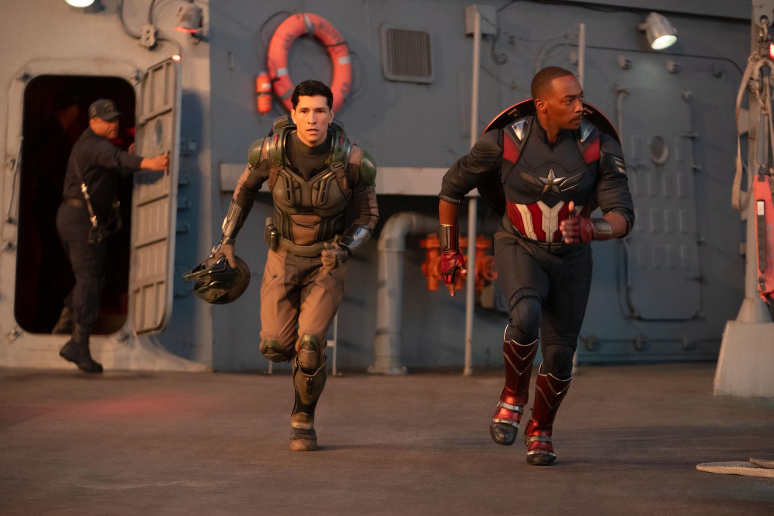 Fotografía cedida por Marvel Studios de una escena donde aparece Danny Ramírez (i) como El Halcón y Anthony Mackie como el Capitán América, en la nueva película Captain America: Brave New World. EFE/ Marvel Studios / SOLO USO EDITORIAL/SOLO DISPONIBLE PARA ILUSTRAR LA NOTICIA QUE ACOMPAÑA (CRÉDITO OBLIGATORIO)