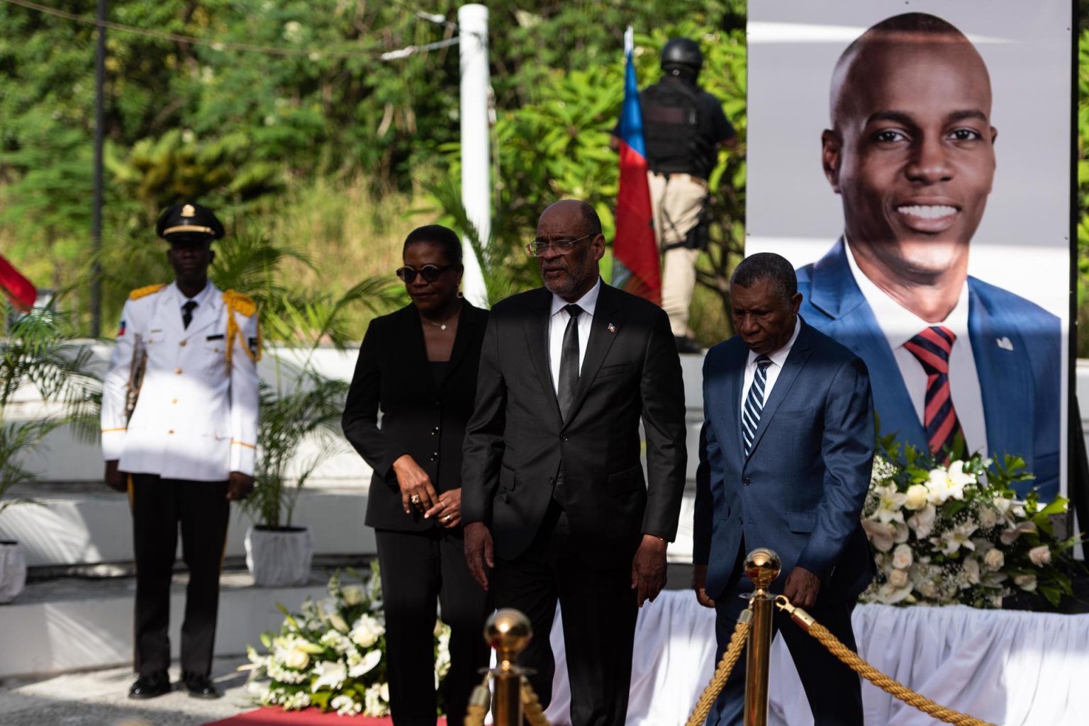 Imagen de archivo del primer ministro haitiano, Ariel Henry, junto a miembros de su Gobierno, quienes conmemoran el segundo aniversario del magnicidio del presidente Jovenel Moise, en Puerto Príncipe (Haití). EFE/ Johnson Sabin