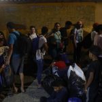 Al menos 180 migrantes permanecen a la espera en un pueblo costero del Caribe de Panamá para que en las próximas horas se les dé la orden de tomar un barco hacia la frontera con Colombia, en lo que aparentemente es una nueva ruta oficial para agilizar el traslado de migrantes en su retorno hacia Suramérica, después de no alcanzar su meta de establecerse en Estados Unidos. EFE/ Bienvenido Velasco