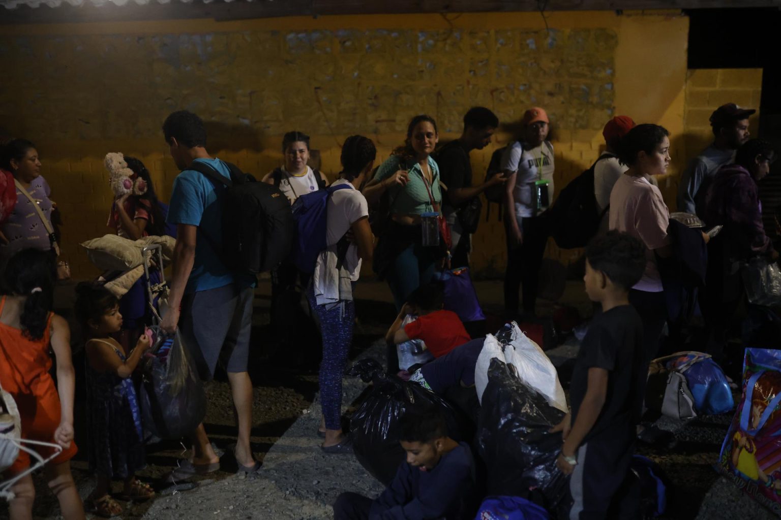 Al menos 180 migrantes permanecen a la espera en un pueblo costero del Caribe de Panamá para que en las próximas horas se les dé la orden de tomar un barco hacia la frontera con Colombia, en lo que aparentemente es una nueva ruta oficial para agilizar el traslado de migrantes en su retorno hacia Suramérica, después de no alcanzar su meta de establecerse en Estados Unidos. EFE/ Bienvenido Velasco