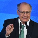 El vicepresidente de Brasil y ministro de Industria, Comercio y Servicios, Geraldo Alckmin, habla durante una ceremonia de inversiones en el sector de la industria de defensa este miércoles, en el Palacio del Planalto, en Brasilia (Brasil). EFE/ André Borges