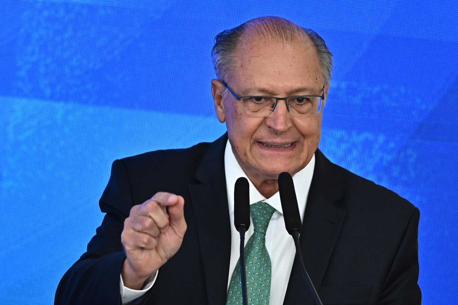 El vicepresidente de Brasil y ministro de Industria, Comercio y Servicios, Geraldo Alckmin, habla durante una ceremonia de inversiones en el sector de la industria de defensa este miércoles, en el Palacio del Planalto, en Brasilia (Brasil). EFE/ André Borges