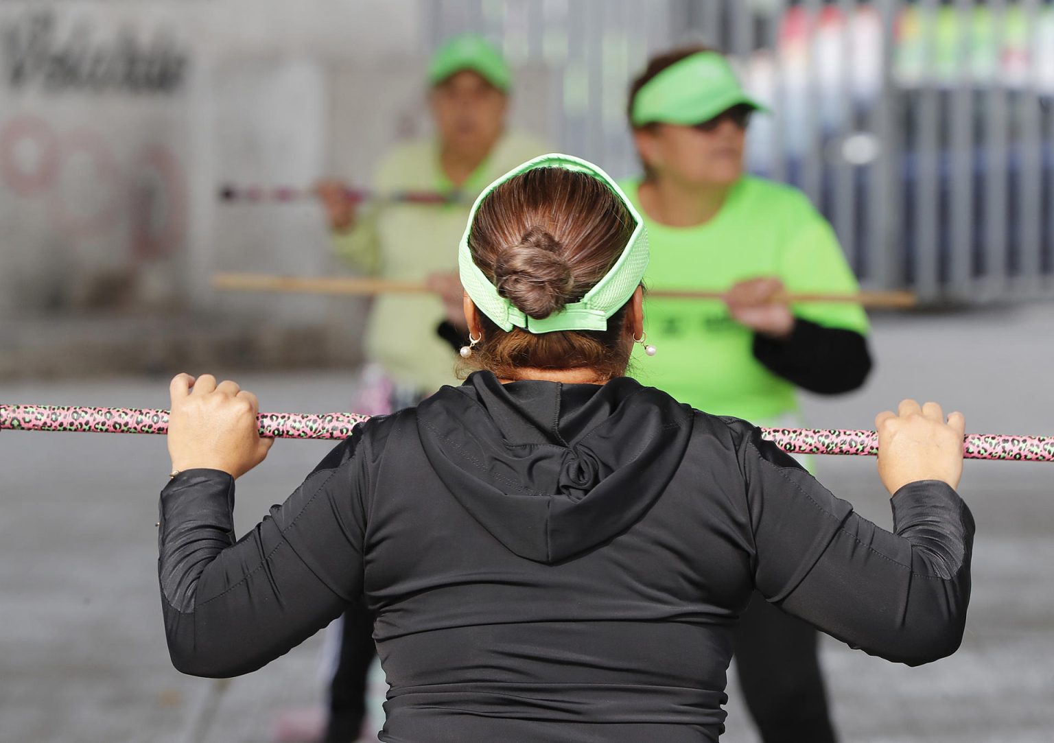 Mujeres participan en una clase de zumba en un deportivo en la Ciudad de México (México). EFE/ Mario Guzmán