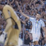 Adrián Martínez, de Racing, celebra un gol en el partido de ida de la Recopa Sudamericana ante Botafogo en el estadio Presidente Perón en Avellaneda. EFE/ Juan Ignacio Roncoroni