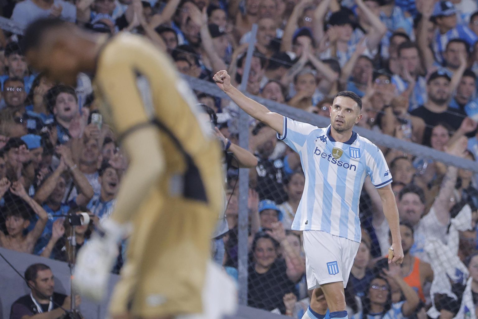 Adrián Martínez, de Racing, celebra un gol en el partido de ida de la Recopa Sudamericana ante Botafogo en el estadio Presidente Perón en Avellaneda. EFE/ Juan Ignacio Roncoroni