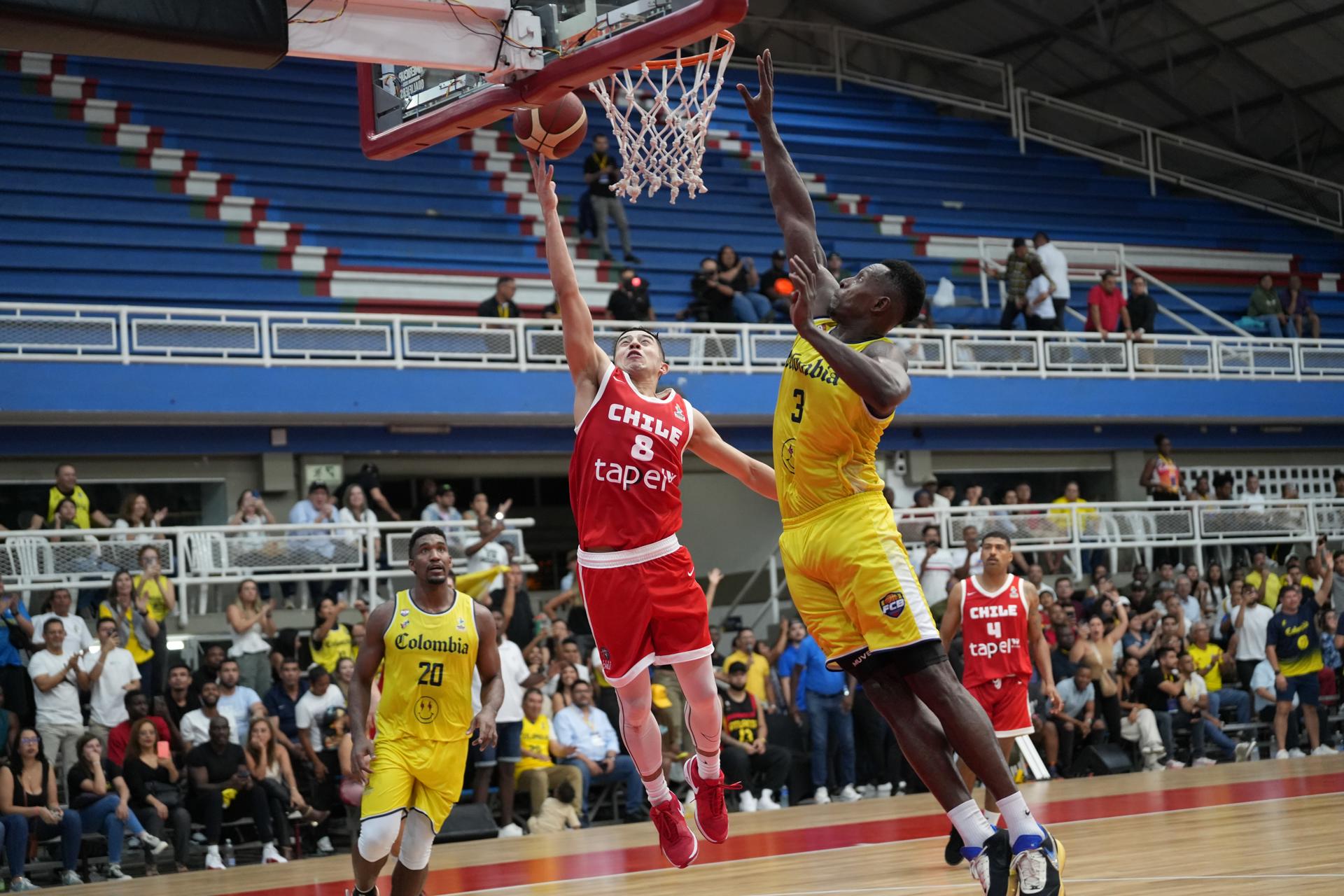 Juan Tello, de Colombia, disputa un balón con Sebastian Carrasco en un partido de la fase de grupos para la clasificación a la Americup FIBA 2025 en Cali. EFE/ Ernesto Guzmán
