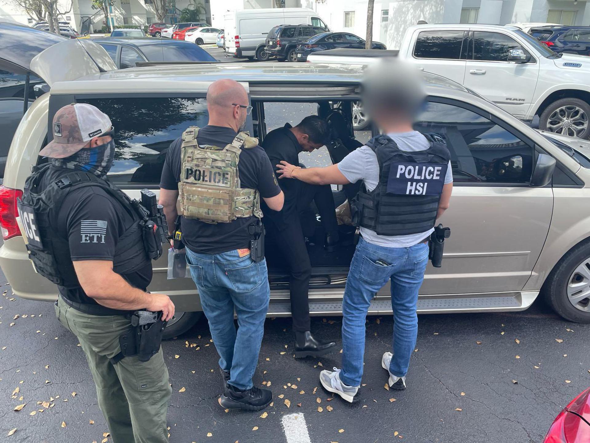 Fotografía cedida por la sección de Miami de la Oficina de Investigaciones de Seguridad Nacional (HSI) donde aparecen unos agentes durante el arresto de un indocumentado venezolano, en Miami, Florida (Estados Unidos). EFE/ HSI Miami / SOLO USO EDITORIAL/ SOLO DISPONIBLE PARA ILUSTRAR LA NOTICIA QUE ACOMPAÑA (CRÉDITO OBLIGATORIO)
