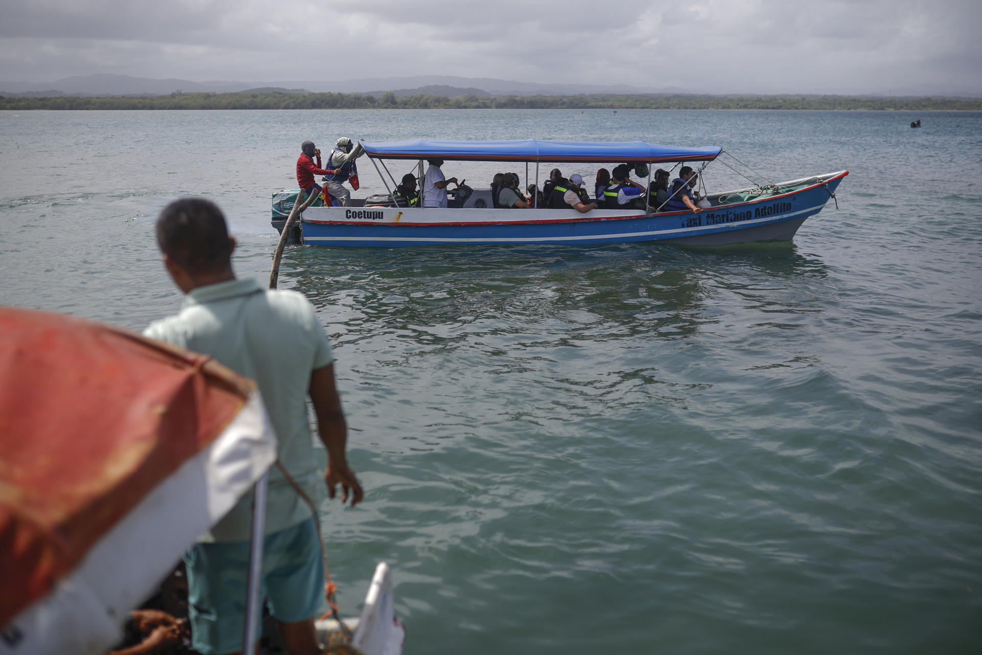 Migrantes venezolanos y colombianos salen una embarcación de la isla Gardi Sugdub con destino a Colombia este domingo, en la comarca Guna Yala, en Puerto de Cartí (Panamá). EFE/ Bienvenido Velasco
