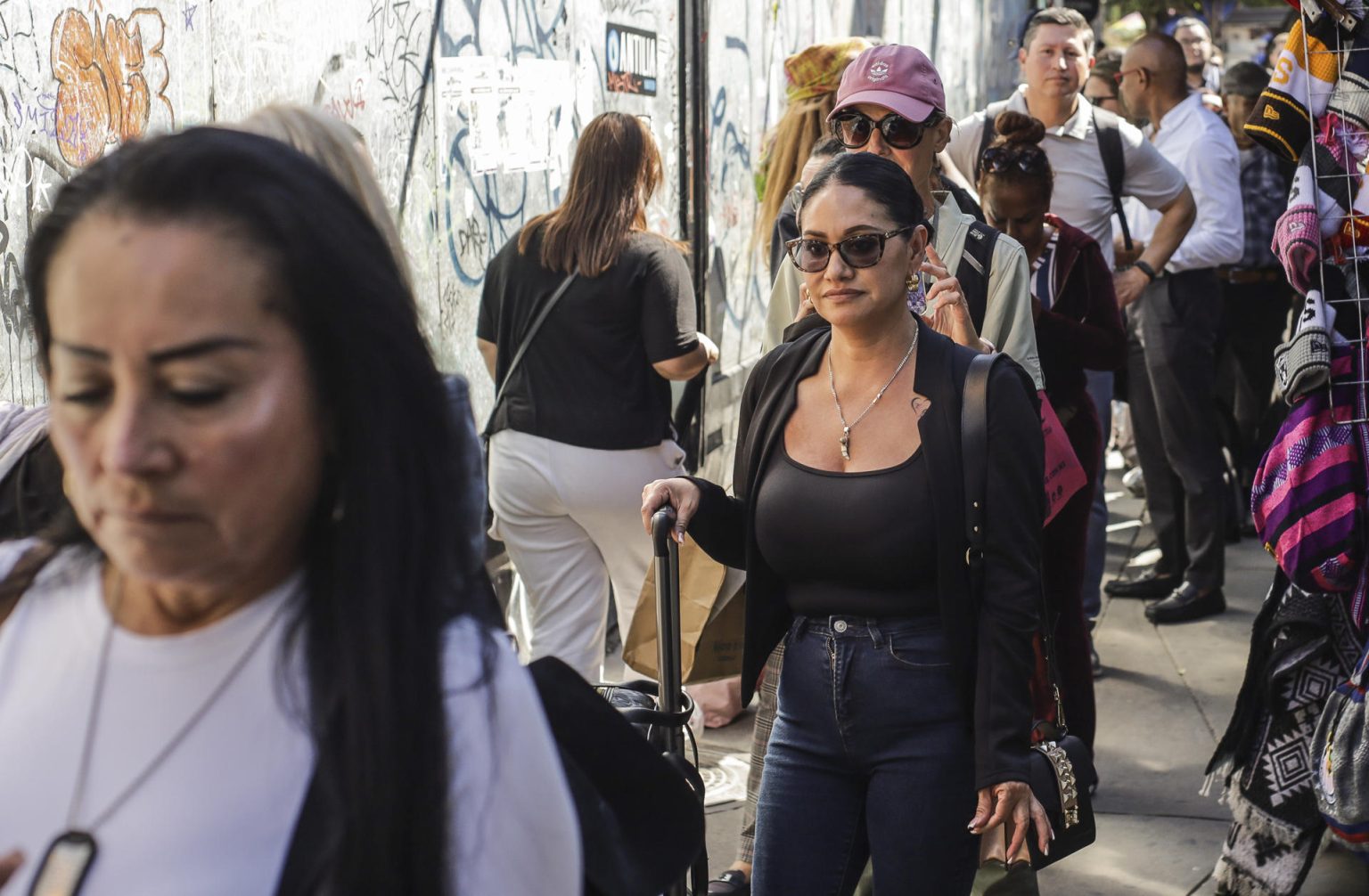 La madre mexicana Marilú Montalvo cruza hacia Estados Unidos este lunes, a través de la garita de San Ysidro en Tijuana (México). EFE/ Joebeth Terríquez