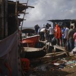 Migrantes venezolanos y colombianos hacen fila para abordar una embarcación en la isla Gardi Sugdub con destino a Colombia este domingo, en la comarca Guna Yala, en Puerto de Cartí (Panamá). EFE/ Bienvenido Velasco