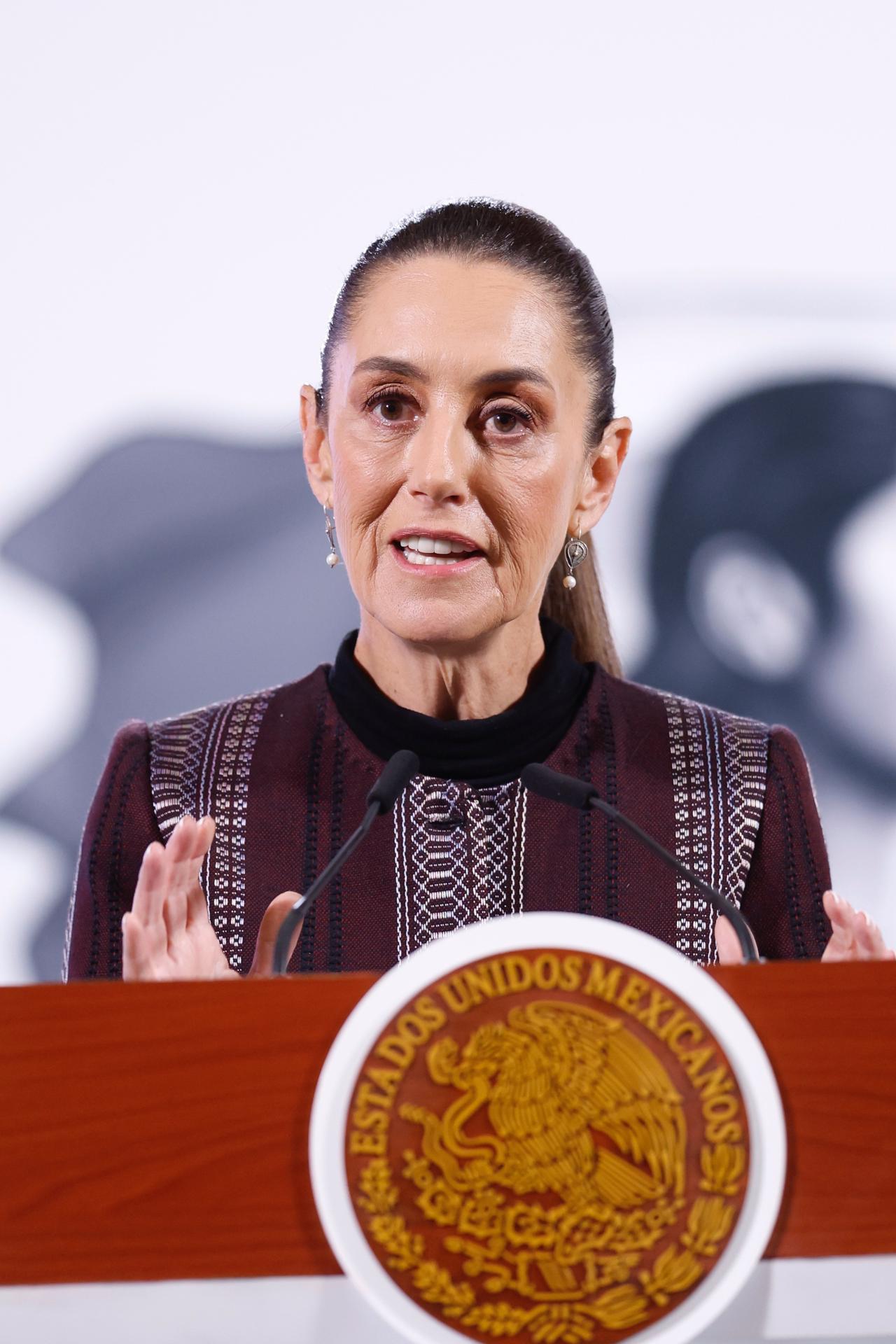 La presidenta de México Claudia Sheinbaum, participa este viernes durante su conferencia matutina en Palacio Nacional en Ciudad de México (México). EFE/Sáshenka Gutiérrez
