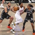 Tyrese Martin (i) y Ziaire Williams, de los Brooklyn Nets, intentan marcar a Donovan Mitchell de los Cleveland Cavaliers en el partido de la NBA en el Barclays Center de Nueva York (Estados Unidos). EFE/ Ángel Colmenares