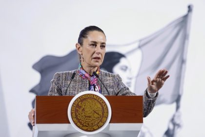 La presidenta de México, Claudia Sheinbaum, habla durante su conferencia matutina este viernes, en la Ciudad de México (México). EFE/ Sáshenka Gutiérrez