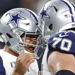 El mariscal de campo de Dallas Cowboys, Dak Prescott (i), celebra un pase de touchdown con su compañero de equipo Zack Martin (d). EFE/LARRY W. SMITH