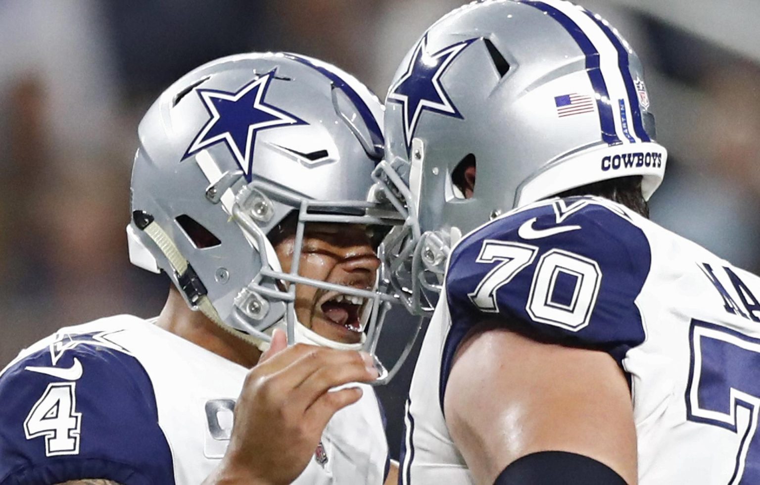 El mariscal de campo de Dallas Cowboys, Dak Prescott (i), celebra un pase de touchdown con su compañero de equipo Zack Martin (d). EFE/LARRY W. SMITH