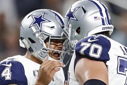 El mariscal de campo de Dallas Cowboys, Dak Prescott (i), celebra un pase de touchdown con su compañero de equipo Zack Martin (d). EFE/LARRY W. SMITH