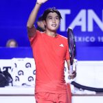 El tenista estadounidense Learner Tien celebra un triunfo ante el alemán Alexander Zverev este miércoles, durante el Abierto Mexicano de Tenis, en Acapulco (México). EFE/ David Guzmán